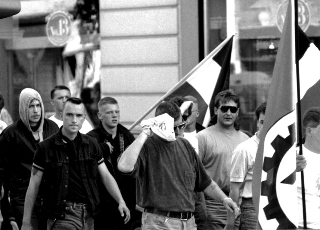 Frank Steffen (zweiter von links im Vordergrund) beim Hess-Marsch 1993 in Fulda
