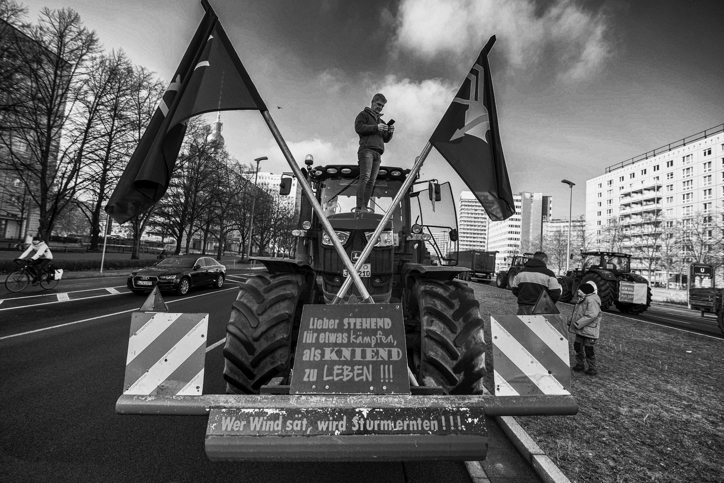 der rechte rand -- Bauernkampf oder Kampf um die Bauern - der